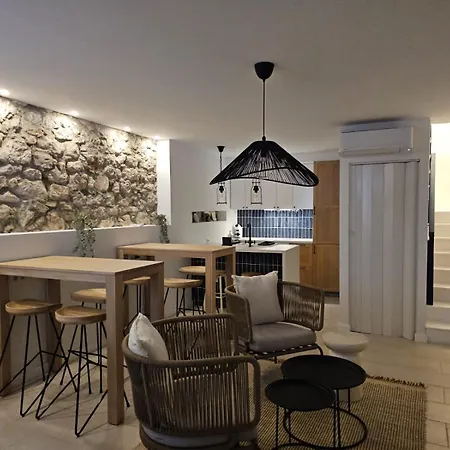 Rum i privatbostad Stone House 4m - Premium Old Town Escape By The Sea With 3 Ensuites & Rooftop Terrace Pag Town