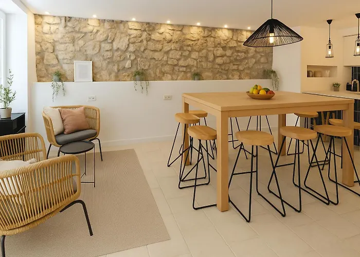 Stone House 4m - Premium Old Town Escape By The Sea With 3 Ensuites & Rooftop Terrace Ubytování v soukromí Pag Town