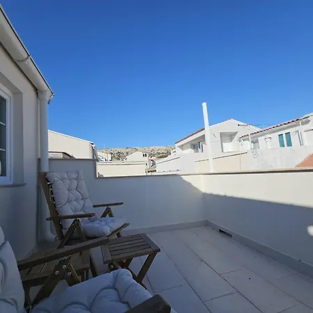 Stone House 4m - Premium Old Town Escape By The Sea With 3 Ensuites & Rooftop Terrace Δωμάτια σε οικογενειακή κατοικία *