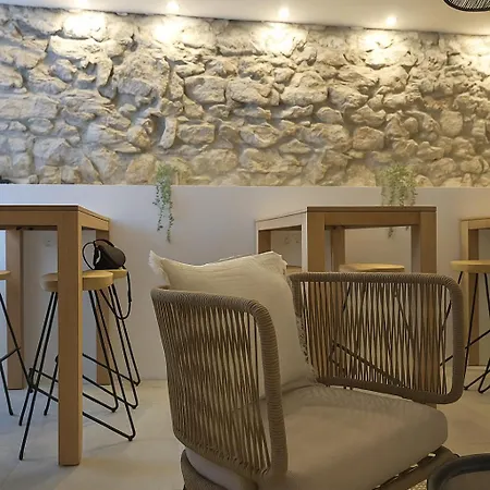 Stone House 4m - Premium Old Town Escape By The Sea With 3 Ensuites & Rooftop Terrace Séjour chez l'habitant Pag Town