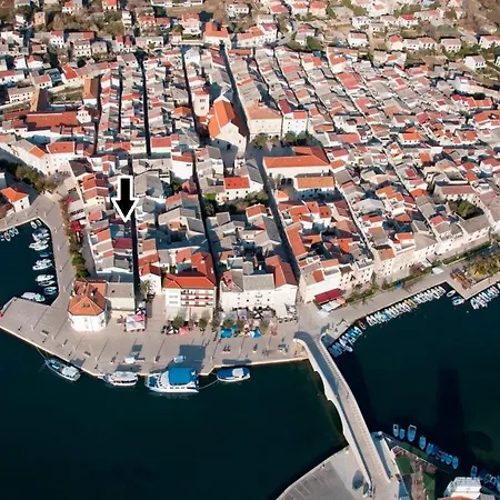 Δωμάτια σε οικογενειακή κατοικία Stone House 4m - Premium Old Town Escape By The Sea With 3 Ensuites & Rooftop Terrace