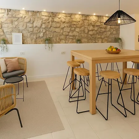 Stone House 4m - Premium Old Town Escape By The Sea With 3 Ensuites & Rooftop Terrace Habitación en casa particular Pag Town
