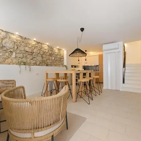 ホームステイ Stone House 4m - Premium Old Town Escape By The Sea With 3 Ensuites & Rooftop Terrace パグ