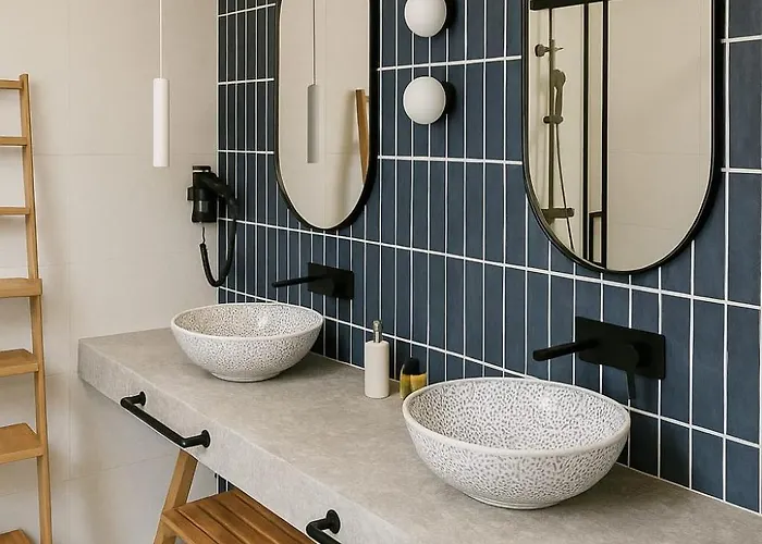 ホームステイ Stone House 4m - Premium Old Town Escape By The Sea With 3 Ensuites & Rooftop Terrace パグ