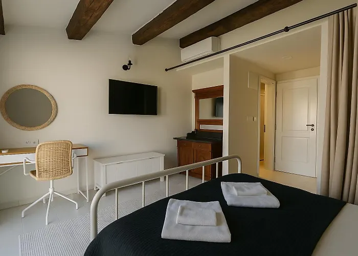 ホームステイ Stone House 4m - Premium Old Town Escape By The Sea With 3 Ensuites & Rooftop Terrace パグ