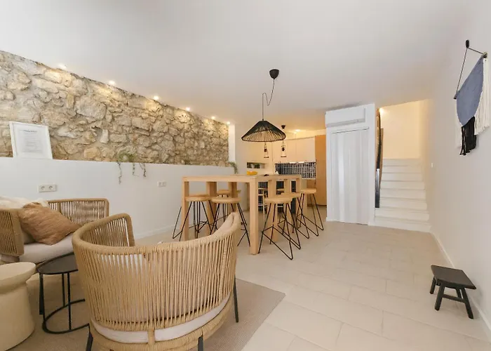 ホームステイ Stone House 4m - Premium Old Town Escape By The Sea With 3 Ensuites & Rooftop Terrace パグ