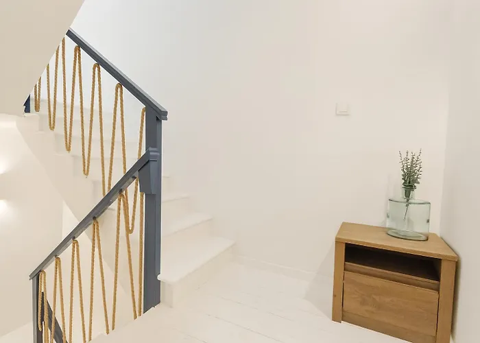 ホームステイ Stone House 4m - Premium Old Town Escape By The Sea With 3 Ensuites & Rooftop Terrace *