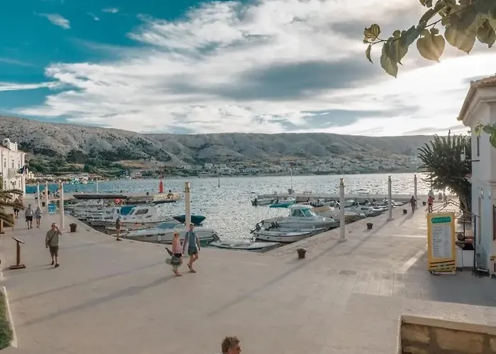 ホームステイ Stone House 4m - Premium Old Town Escape By The Sea With 3 Ensuites & Rooftop Terrace *