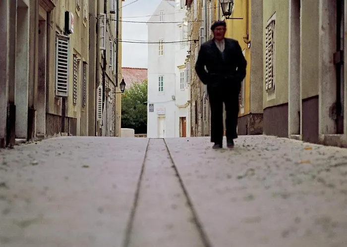 Stone House 4m - Premium Old Town Escape By The Sea With 3 Ensuites & Rooftop Terrace ホームステイ