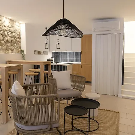 Stone House 4m - Premium Old Town Escape By The Sea With 3 Ensuites & Rooftop Terrace Ubytování v soukromí Pag Town